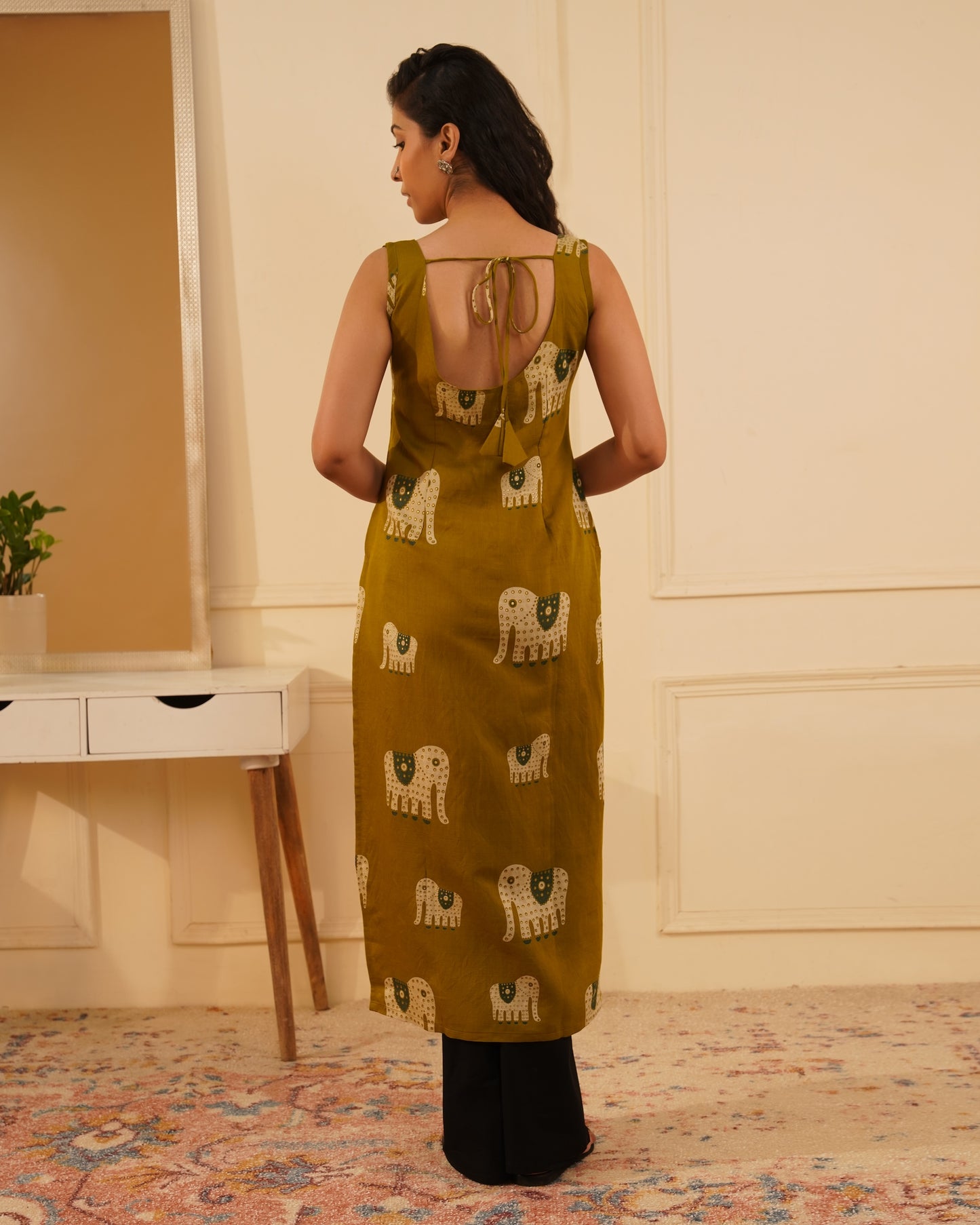 Heena Deep Back Long Kurti – Lifestyle Shot | IndiZari