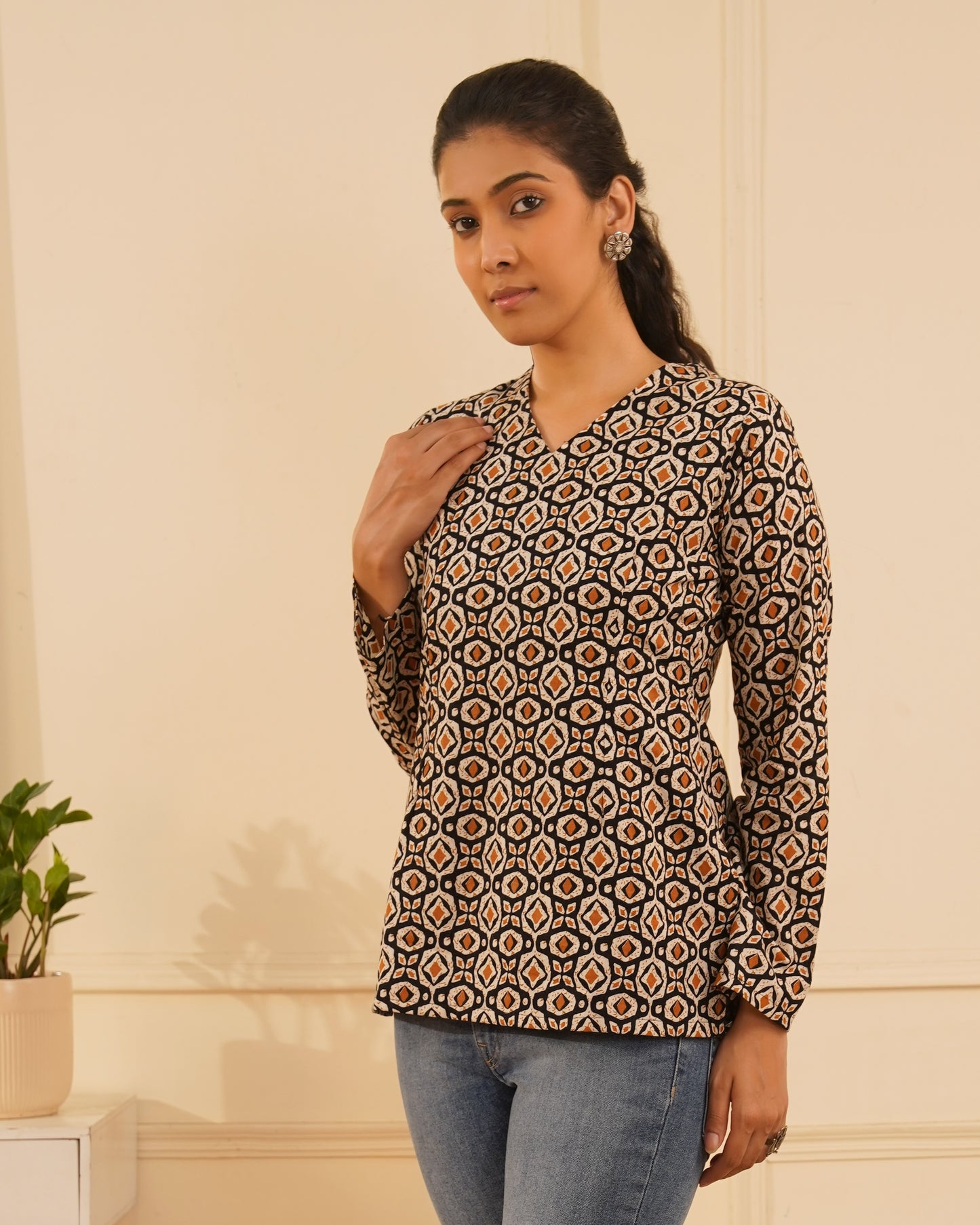 Noor Akaar Ikat Kurti – Lifestyle Shot